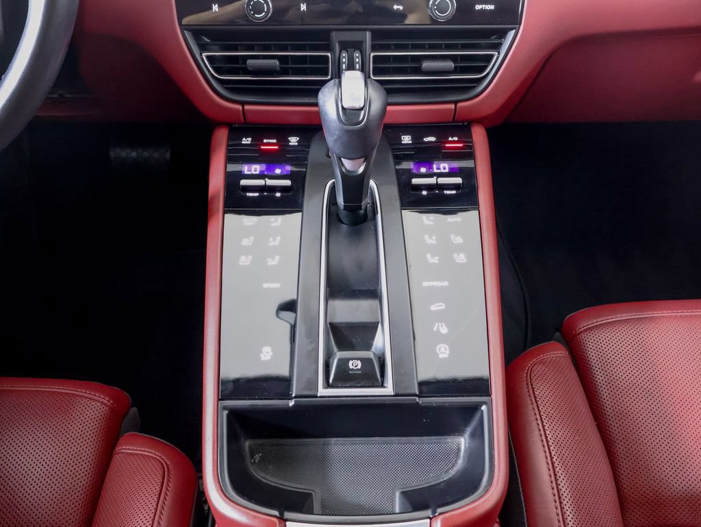 Certified 2023 Porsche Macan AWD/4WD image 19