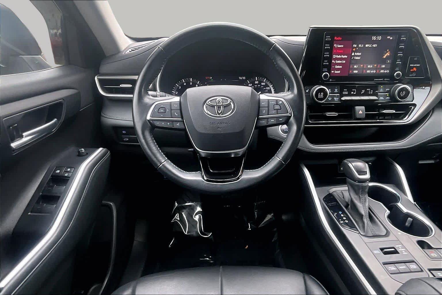 Used 2021 Toyota Highlander XLE AWD/4WD image 6