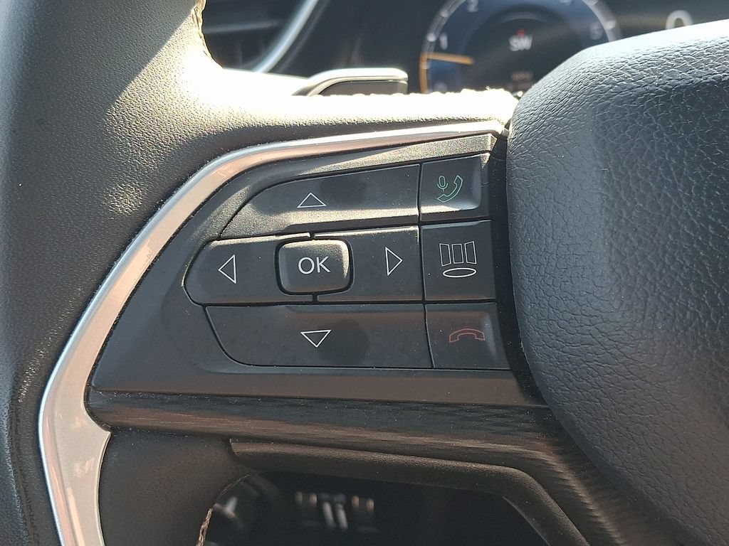 Used 2023 Jeep Grand Cherokee Altitude AWD/4WD image 23