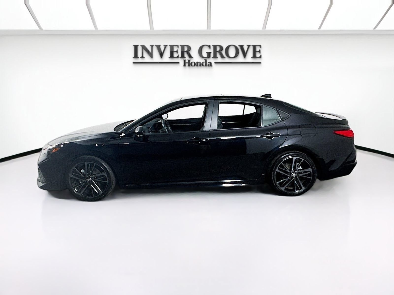 Used 2025 Toyota Camry XSE FWD image 8
