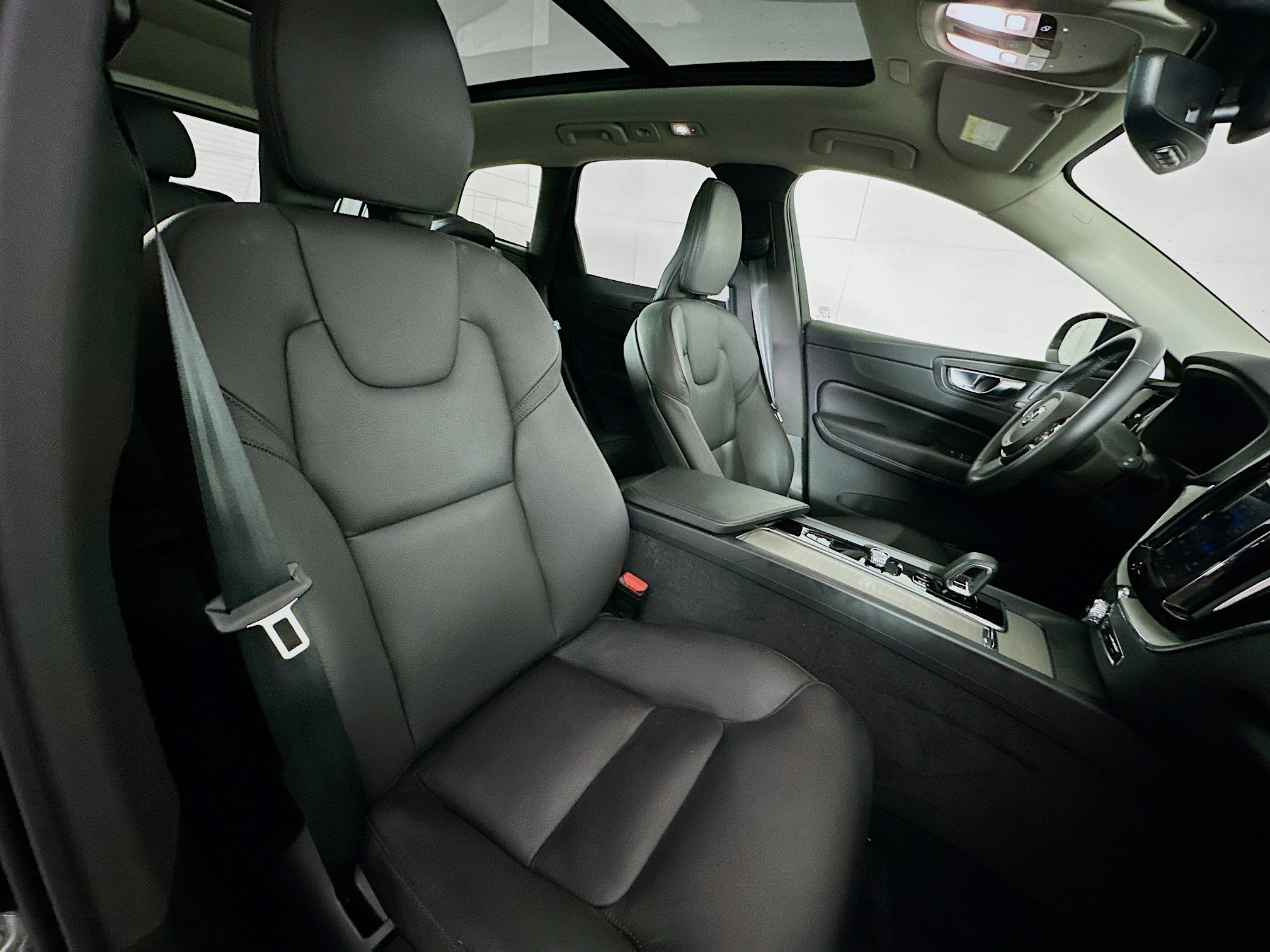 Used 2025 Volvo XC60 B5 Plus image 30