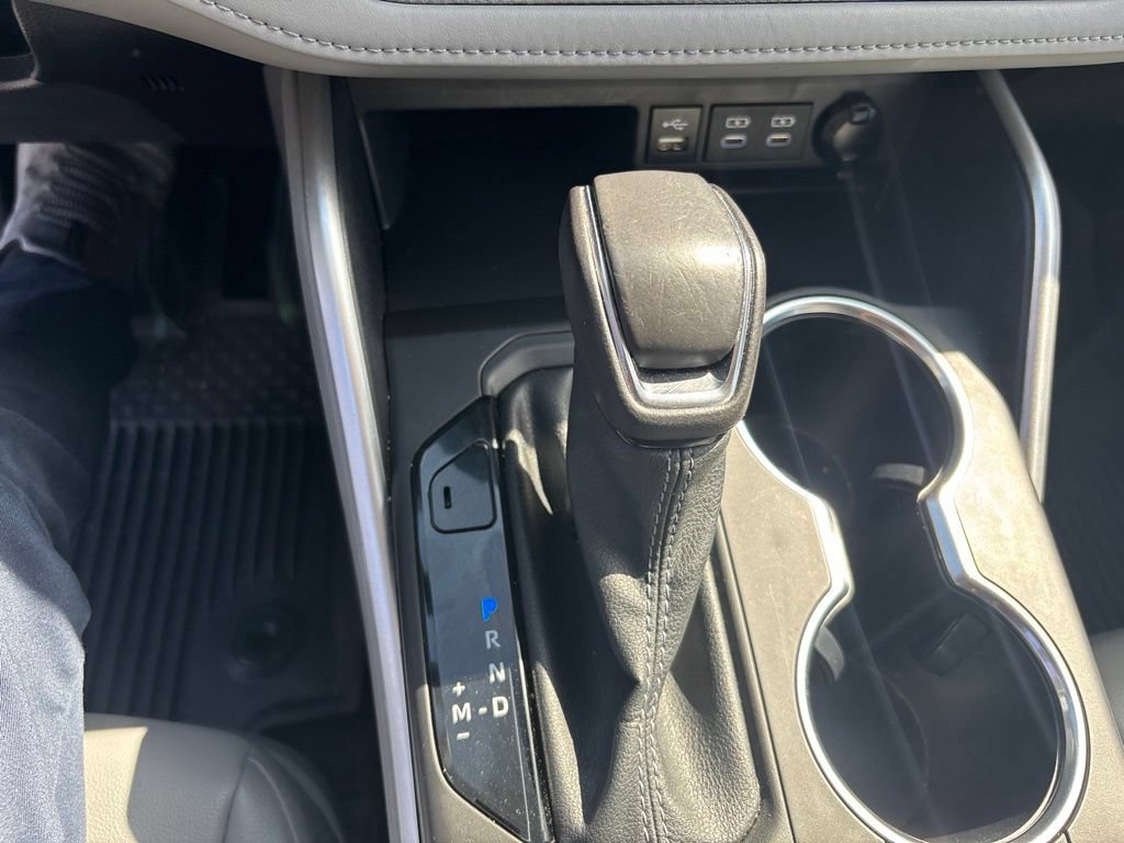 Used 2022 Toyota Highlander XLE AWD/4WD image 13