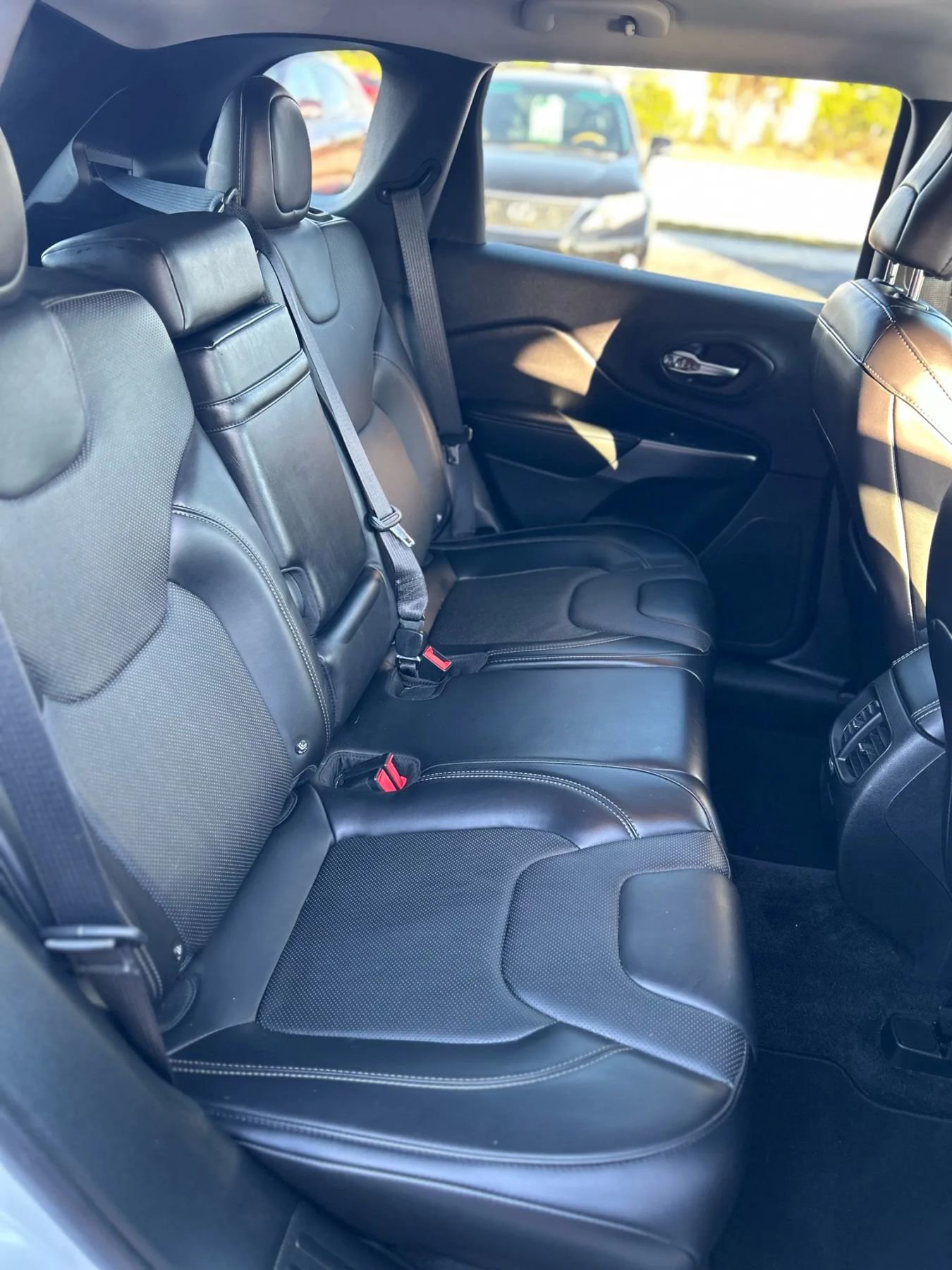 Used 2019 Jeep Cherokee Limited image 19