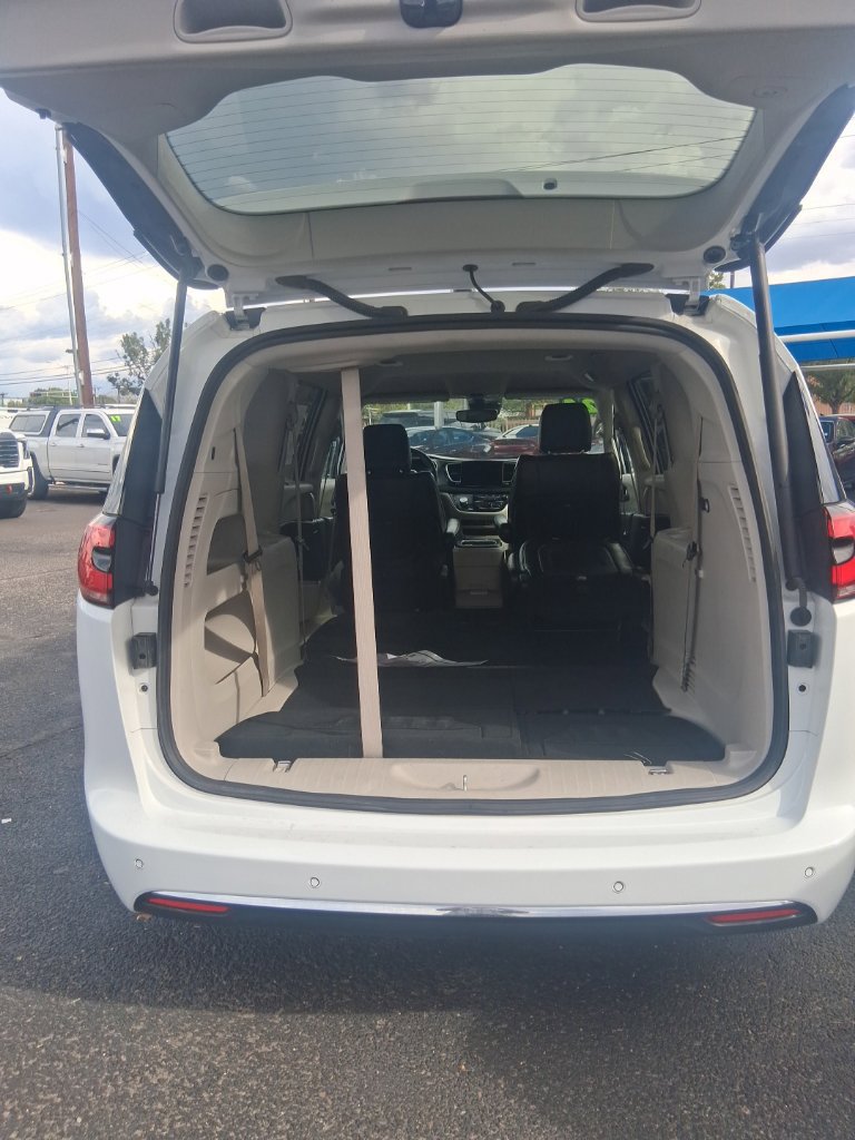 Used 2024 Chrysler Pacifica Touring-L FWD image 9