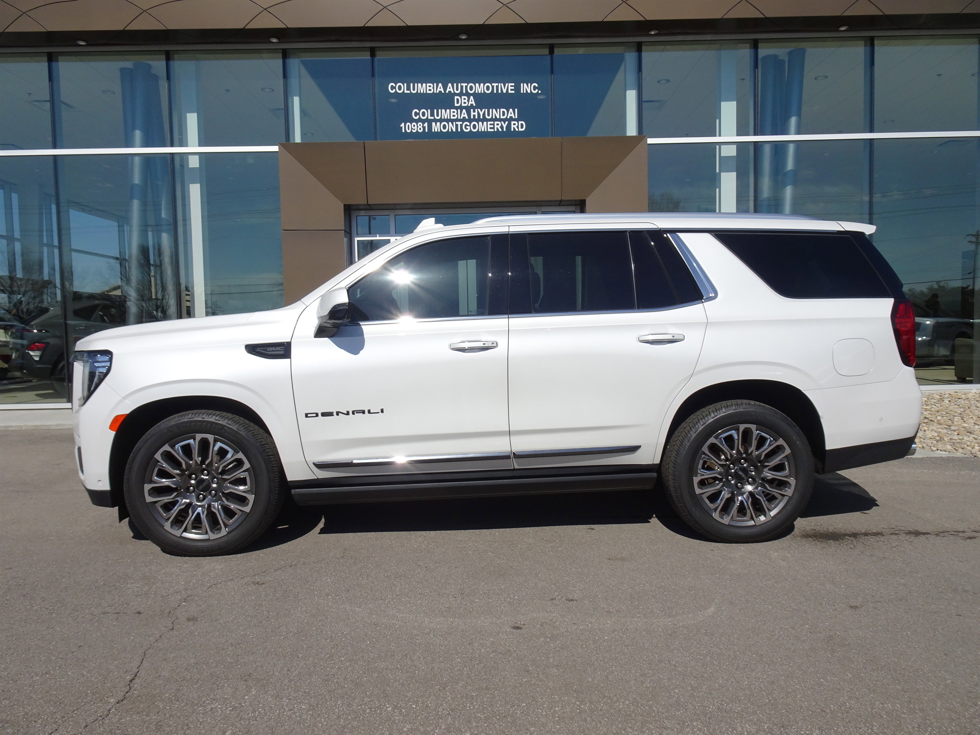 Used 2023 GMC Yukon Denali Ultimate image 2