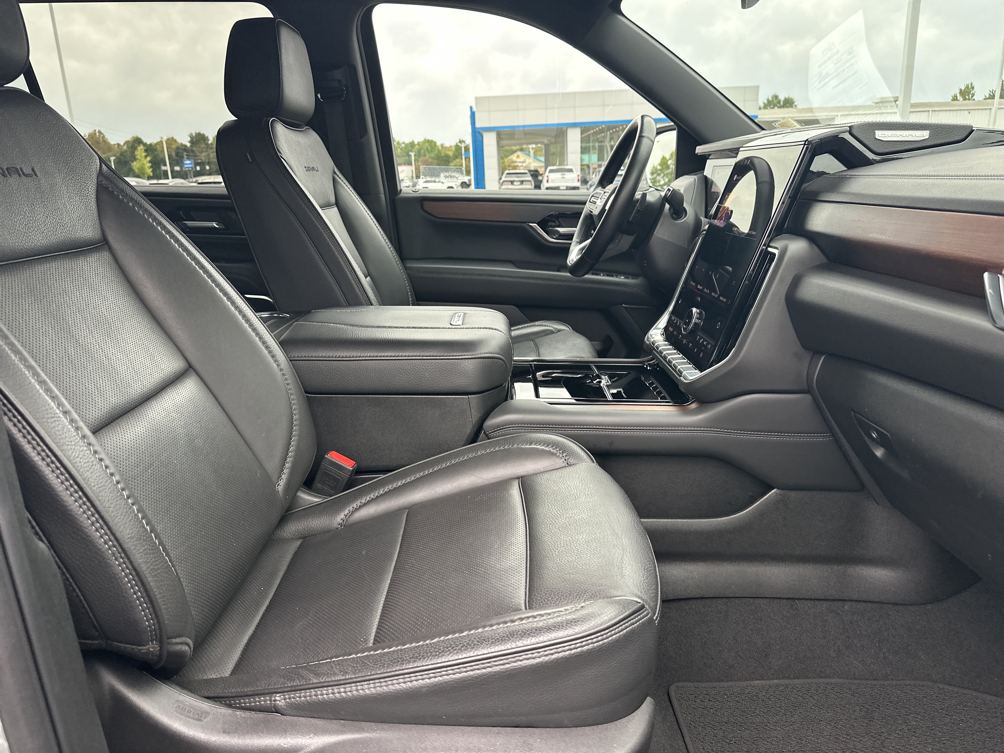 Used 2025 GMC Yukon XL Denali RWD image 14