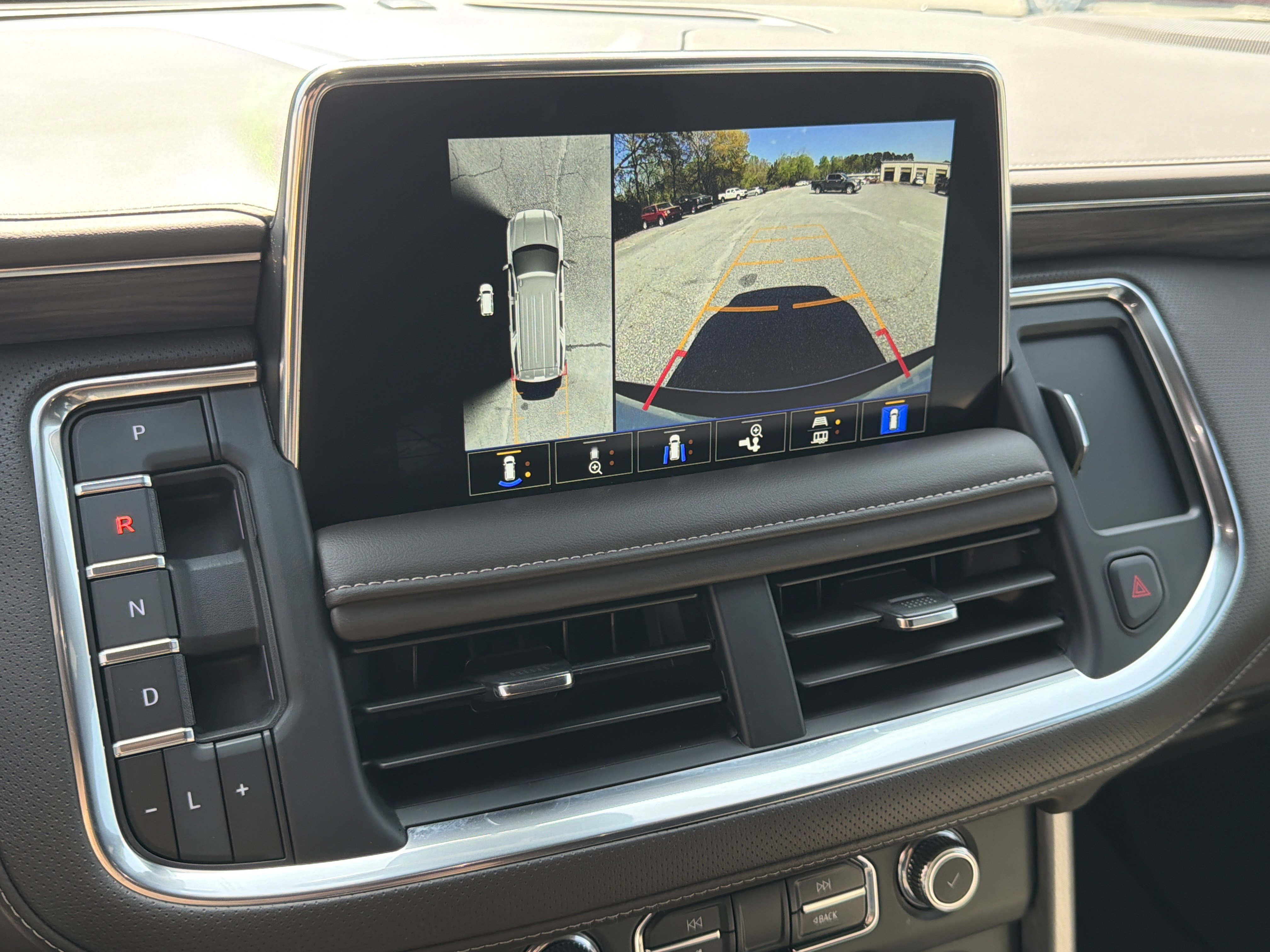 Used 2024 GMC Yukon SLT w/ SLT Luxury Package image 30