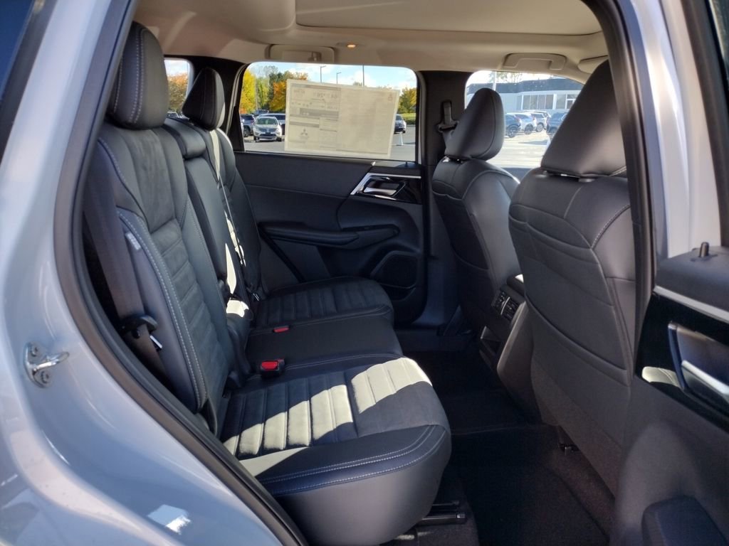 New 2025 Mitsubishi Outlander SE image 11