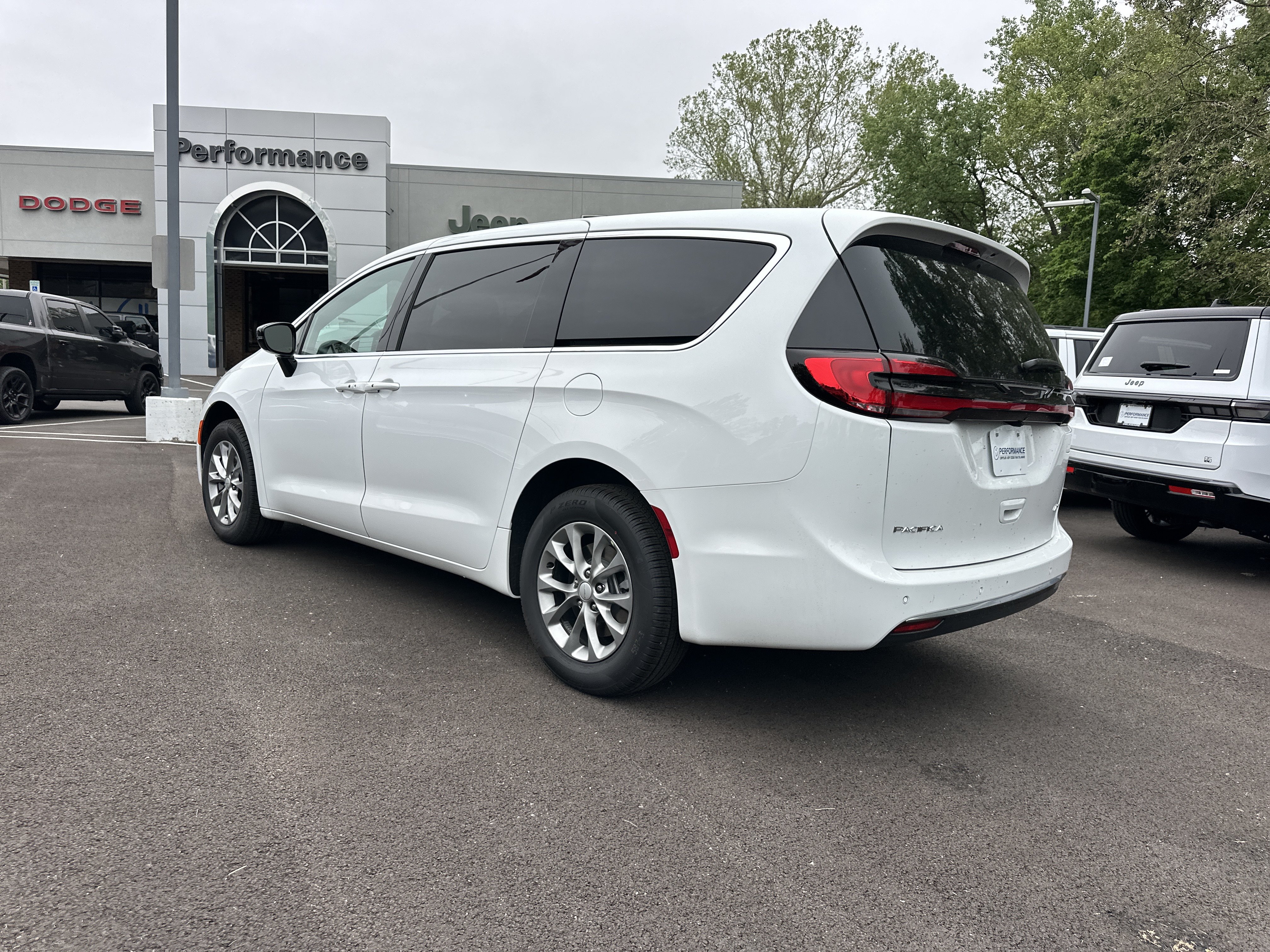 New 2027 Chrysler Pacifica Select AWD/4WD image 25