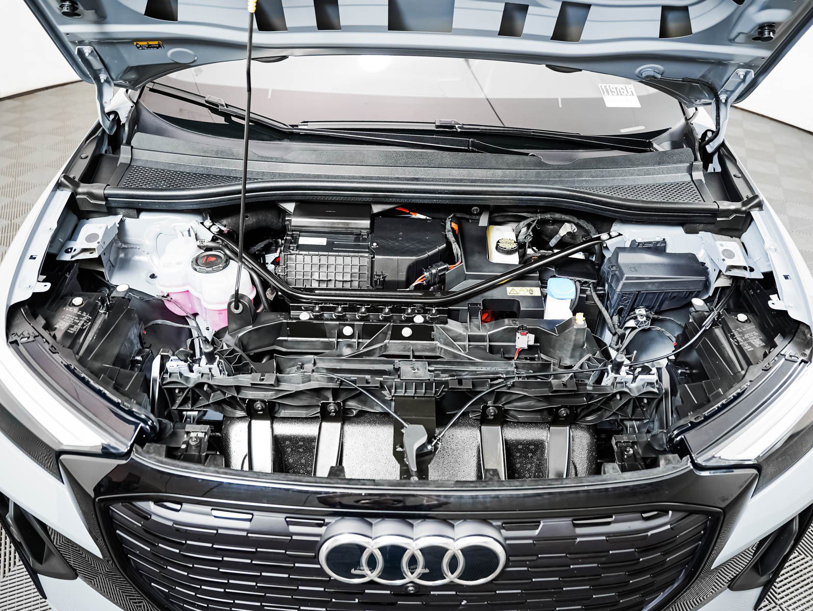 Used 2025 Audi Q4 e-tron Premium Plus w/ Premium Plus AWD/4WD image 3