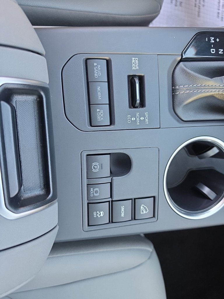 Used 2025 Toyota Highlander XLE AWD/4WD image 20