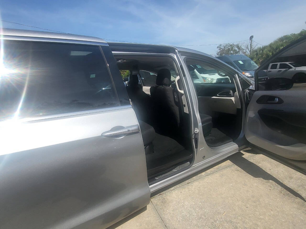 Used 2017 Chrysler Pacifica Touring w/ Tire & Wheel Group FWD image 78