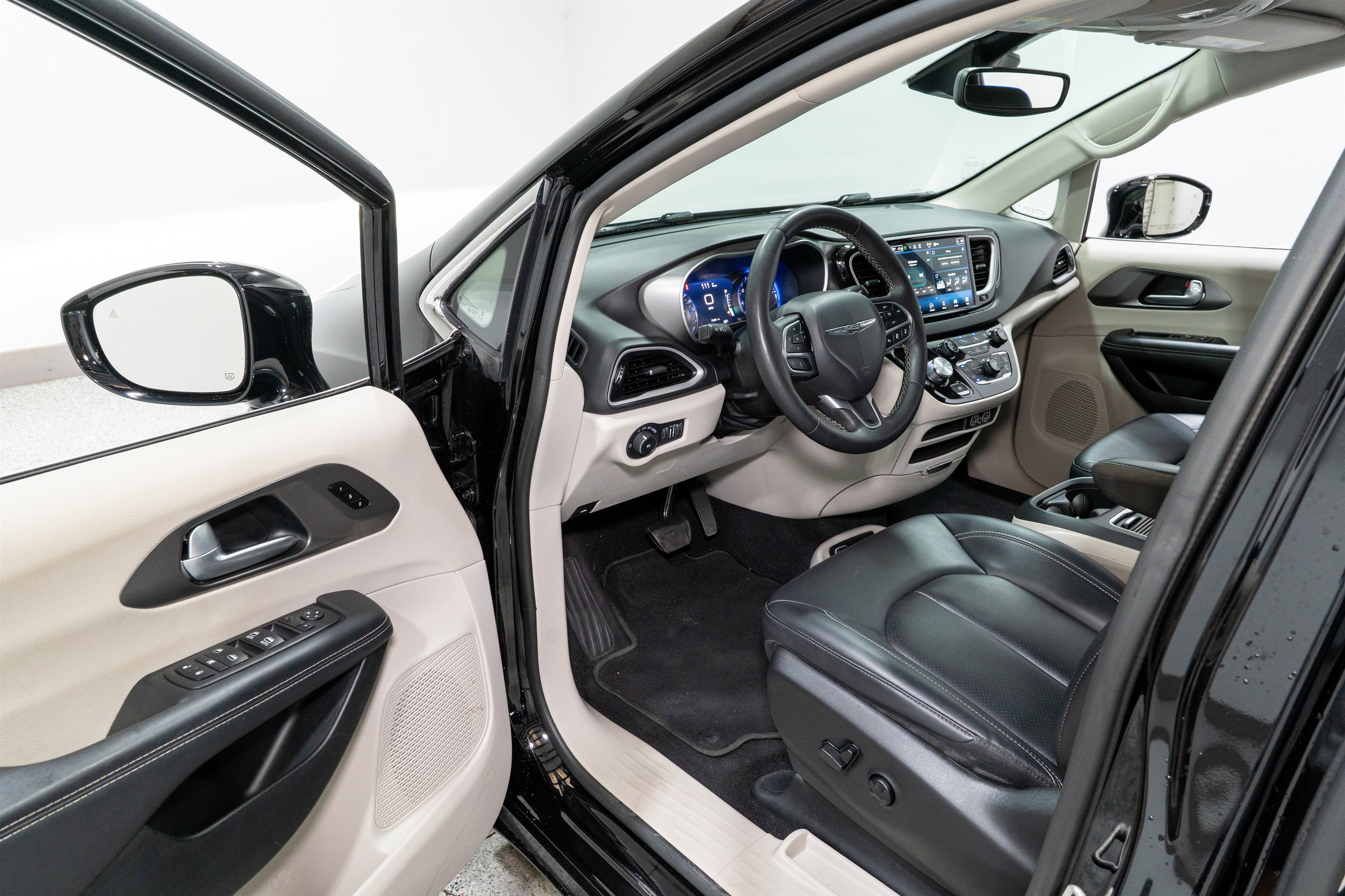 Used 2024 Chrysler Pacifica Touring-L image 12