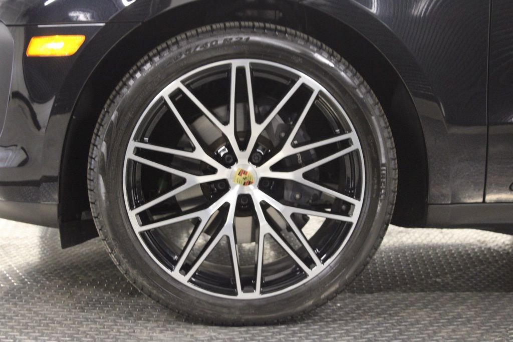 Certified 2025 Porsche Macan AWD/4WD image 15