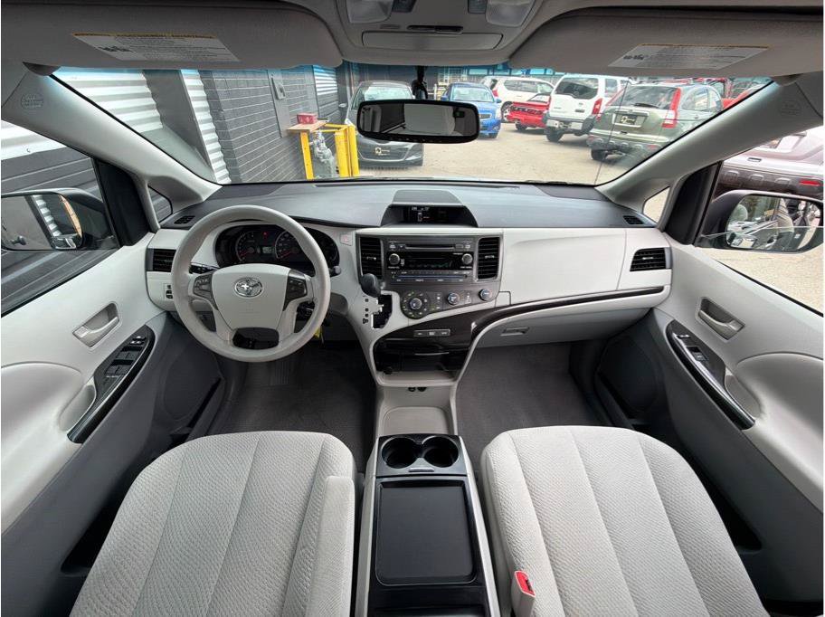 Used 2011 Toyota Sienna LE w/ Towing Pkg FWD image 14