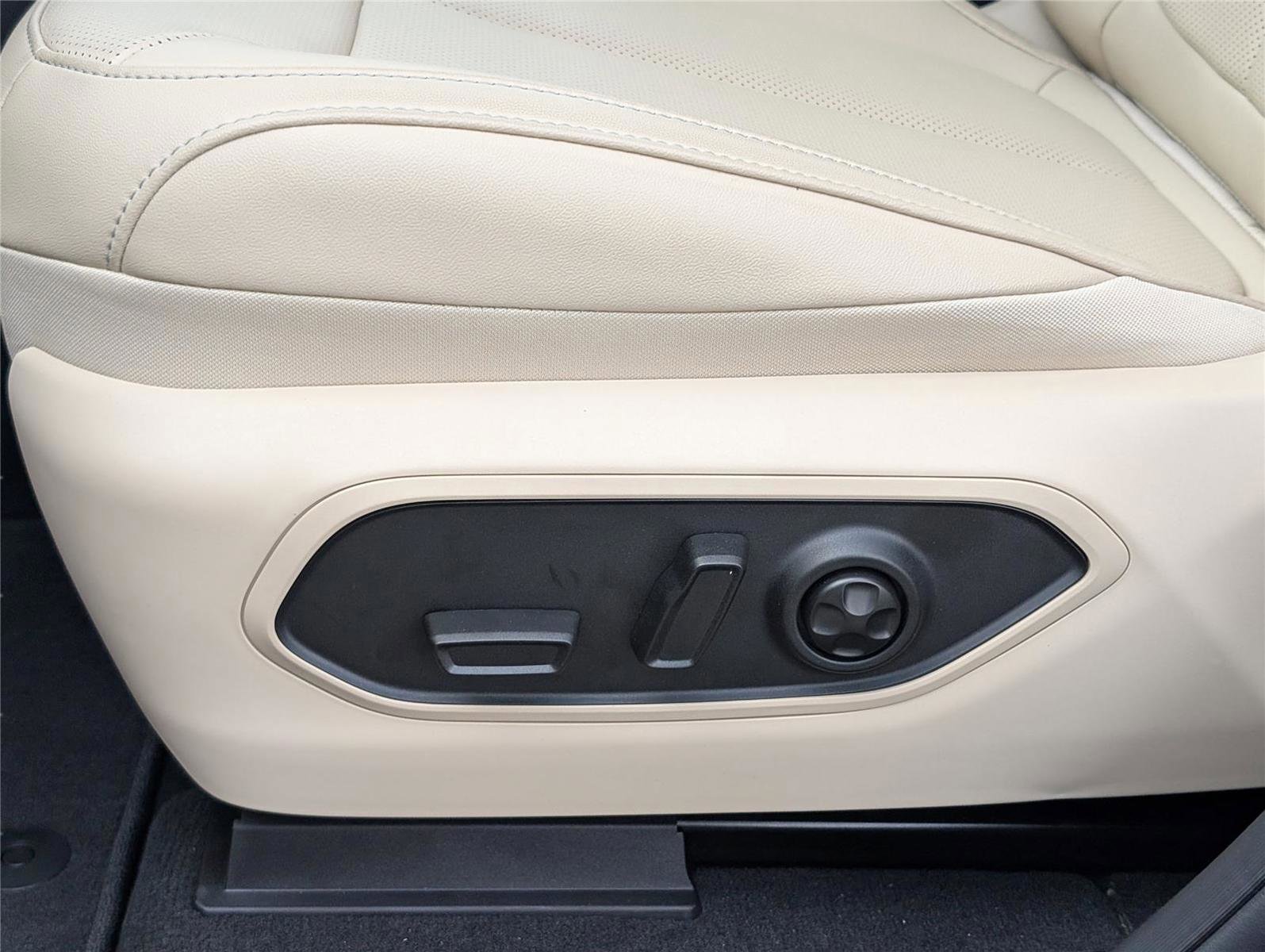 New 2025 Jeep Grand Cherokee Limited w/ Luxury Tech Group II image 11