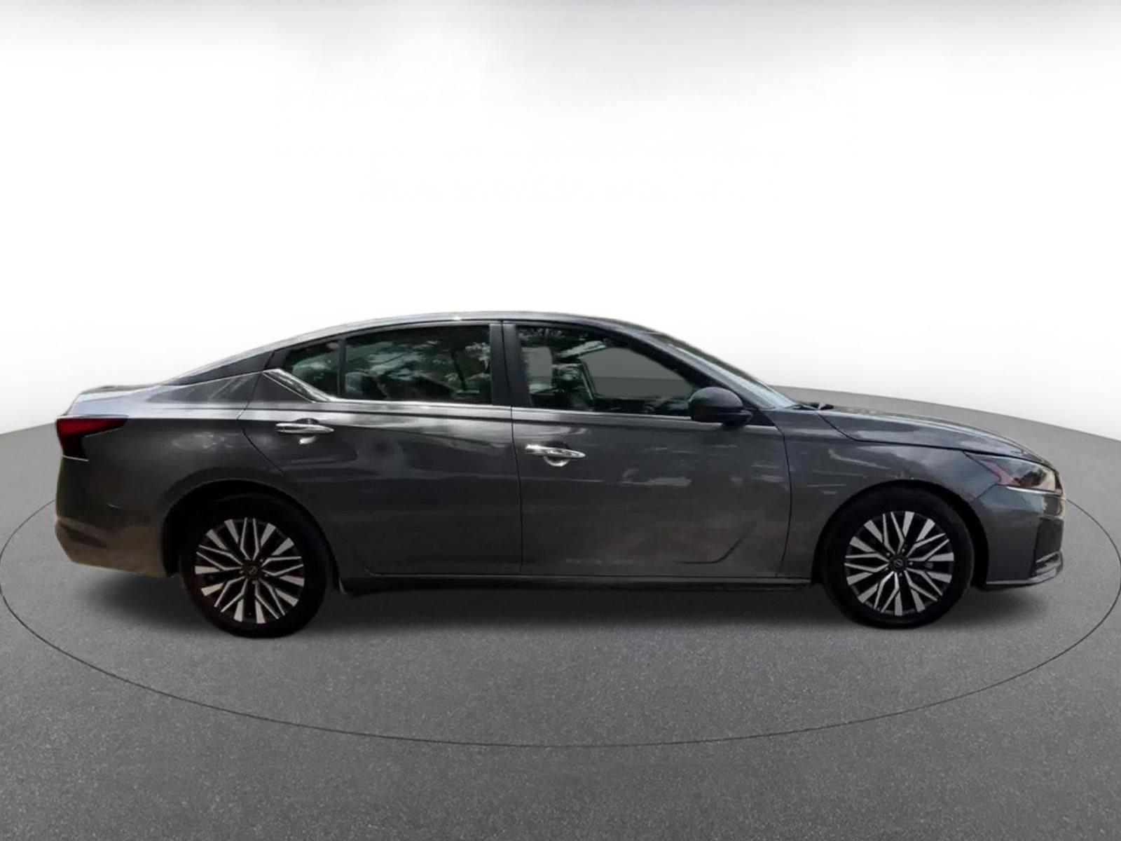Used 2025 Nissan Altima 2.5 SV FWD image 18