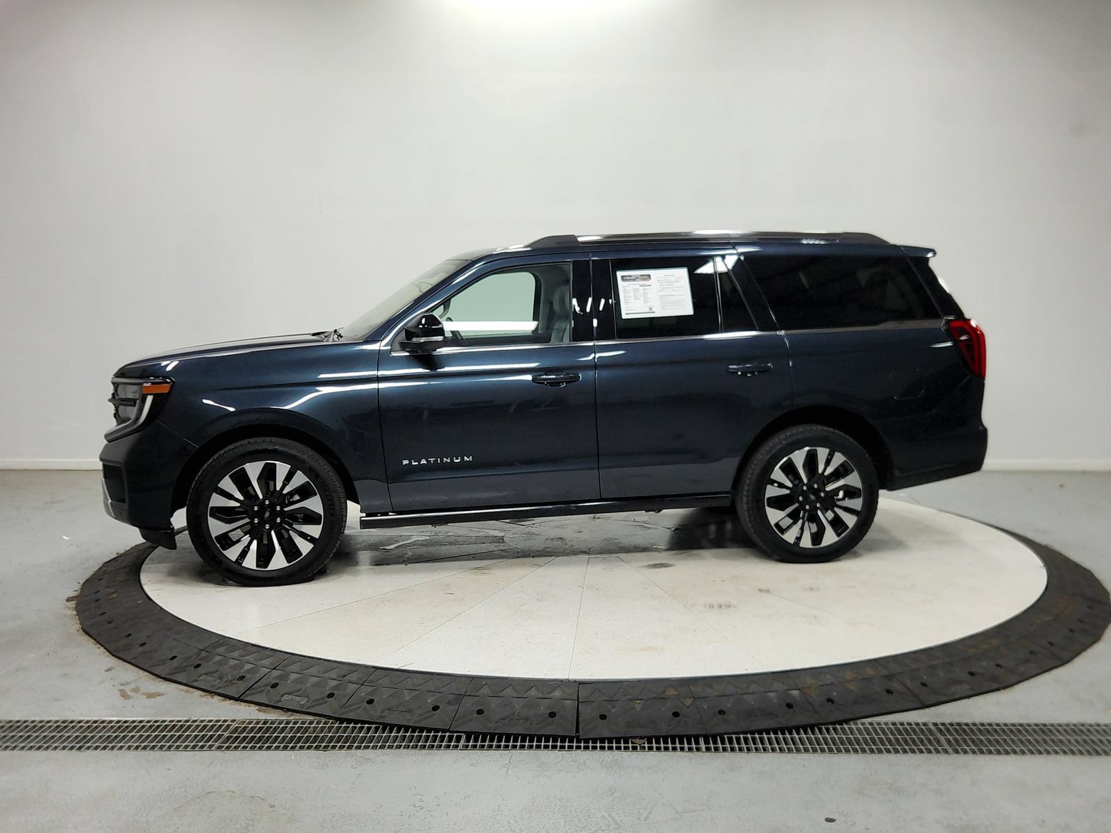 Used 2025 Ford Expedition Platinum w/ Driver's Package AWD/4WD image 5