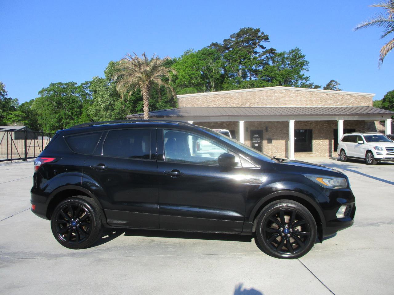 Used 2017 Ford Escape SE w/ SE Sport Appearance Package image 18