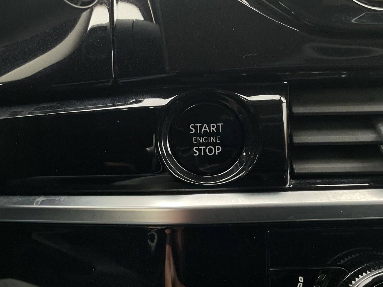 Used 2025 Nissan Pathfinder SV FWD image 27