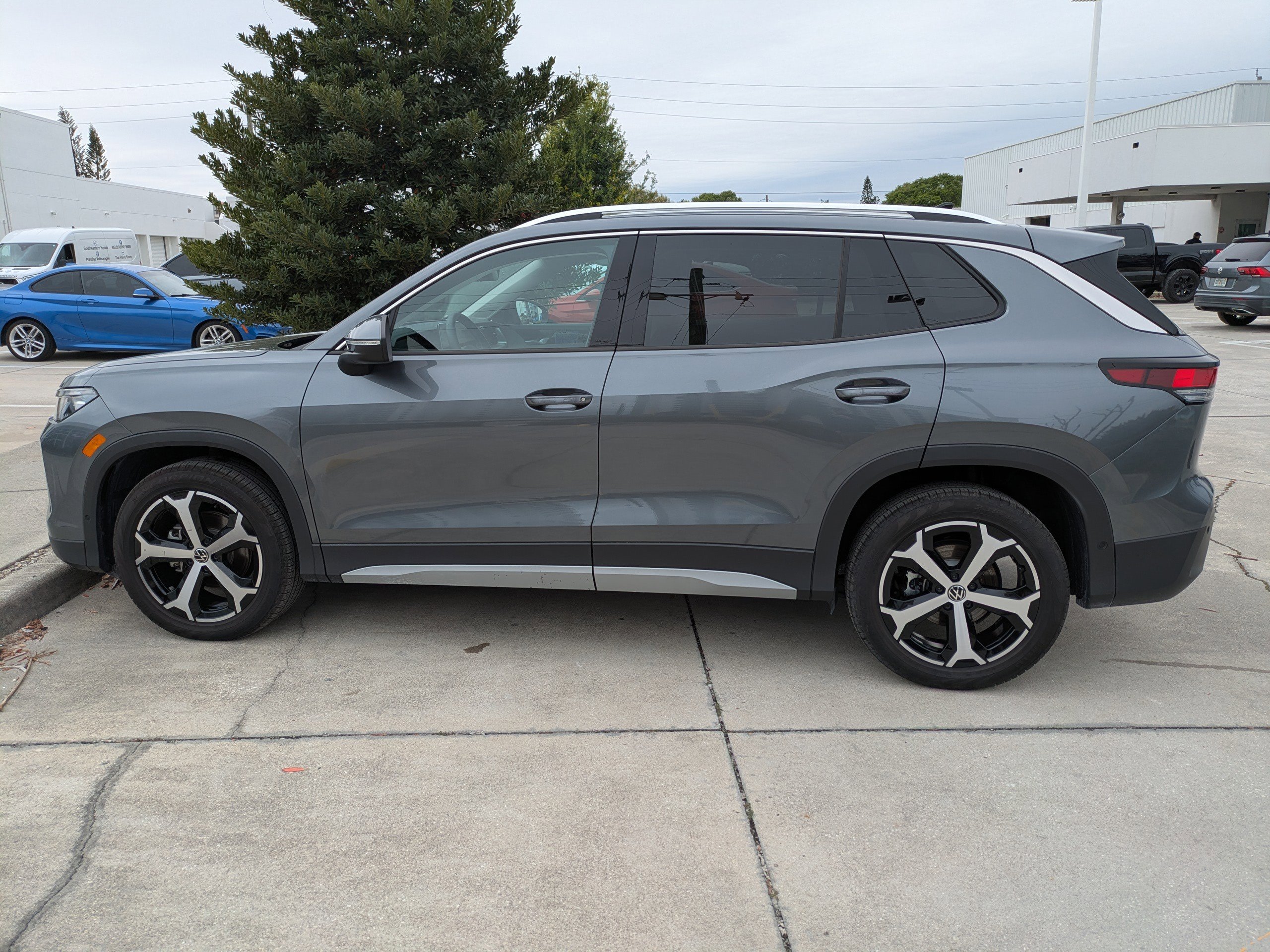 Used 2025 Volkswagen Tiguan SE FWD image 7