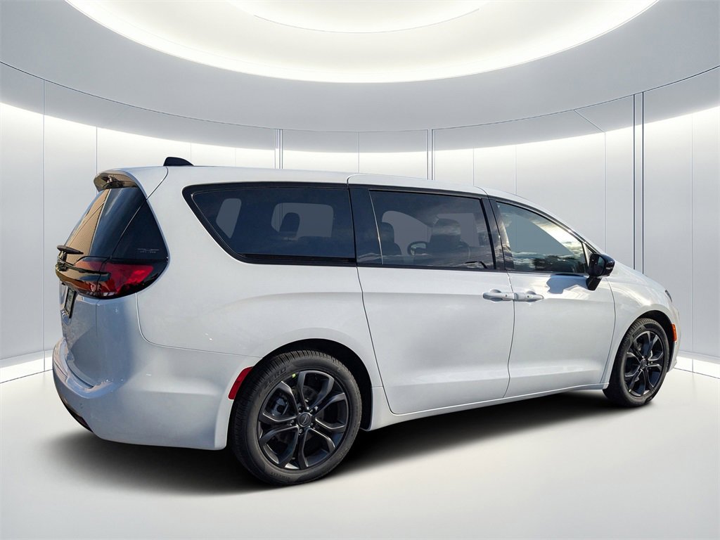 New 2026 Chrysler Pacifica Select image 3