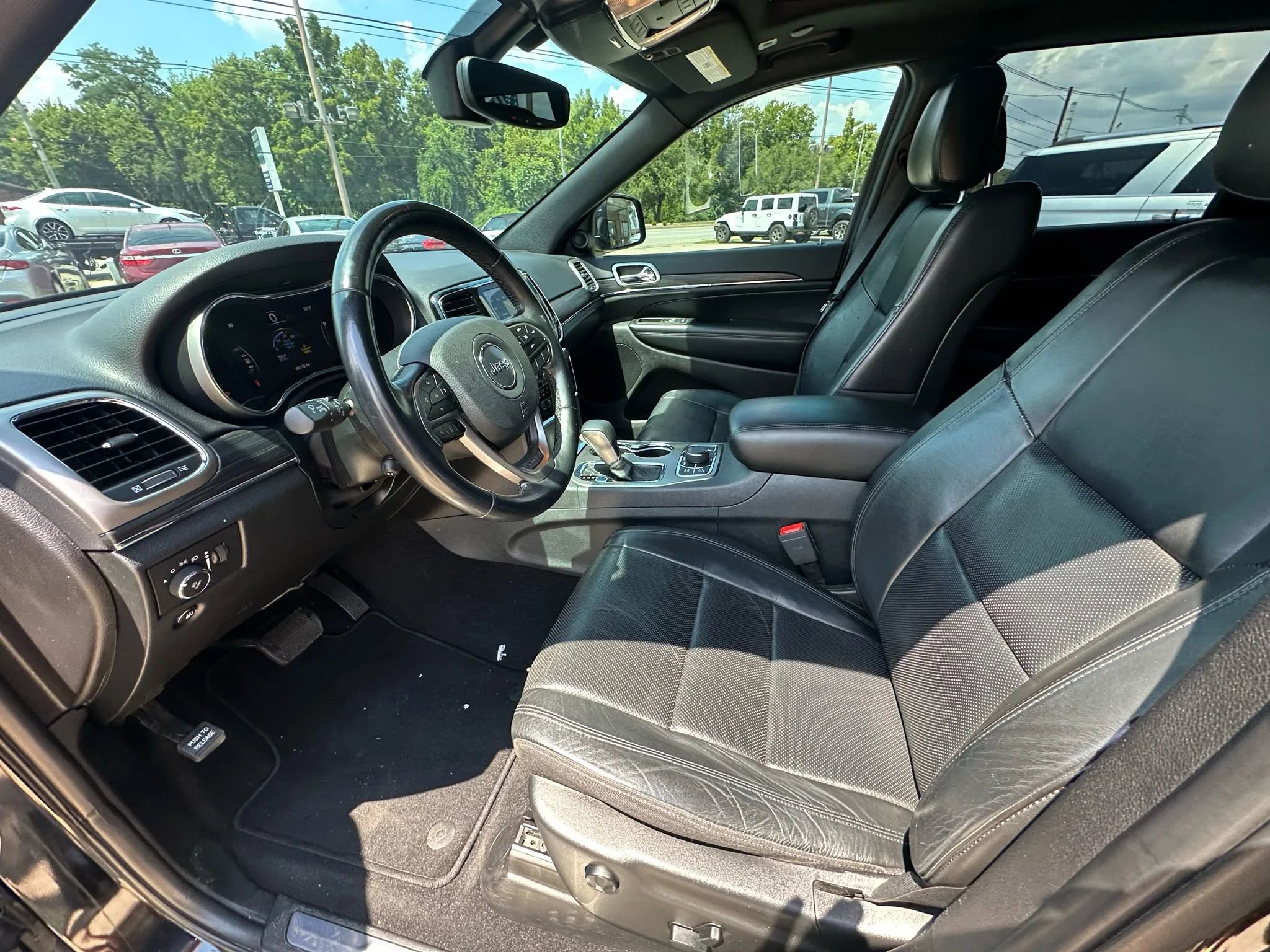 Used 2019 Jeep Grand Cherokee Limited w/ Luxury Group II image 17