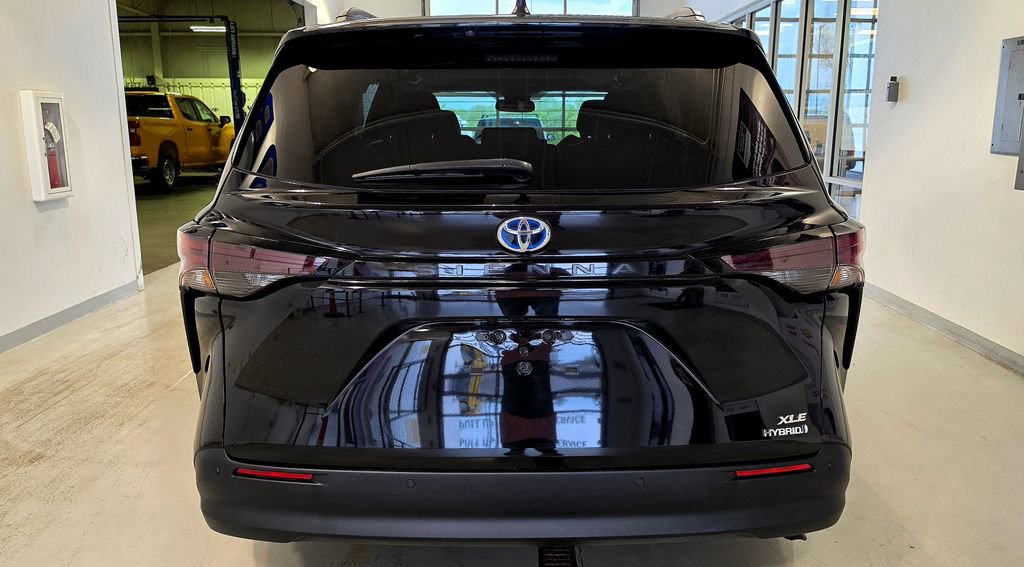 Used 2024 Toyota Sienna XLE image 6