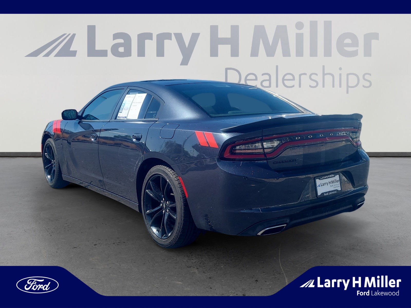 Used 2017 Dodge Charger SE w/ Blacktop Package image 3
