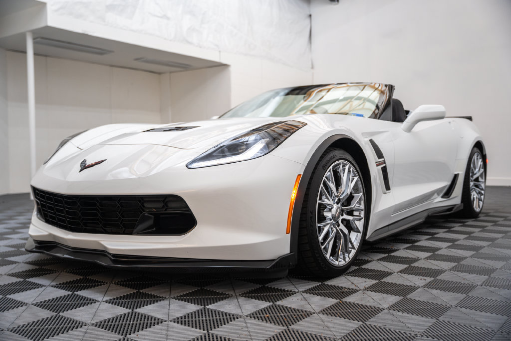 Used 2017 Chevrolet Corvette Grand Sport w/ Carbon Flash Badge Package RWD image 3