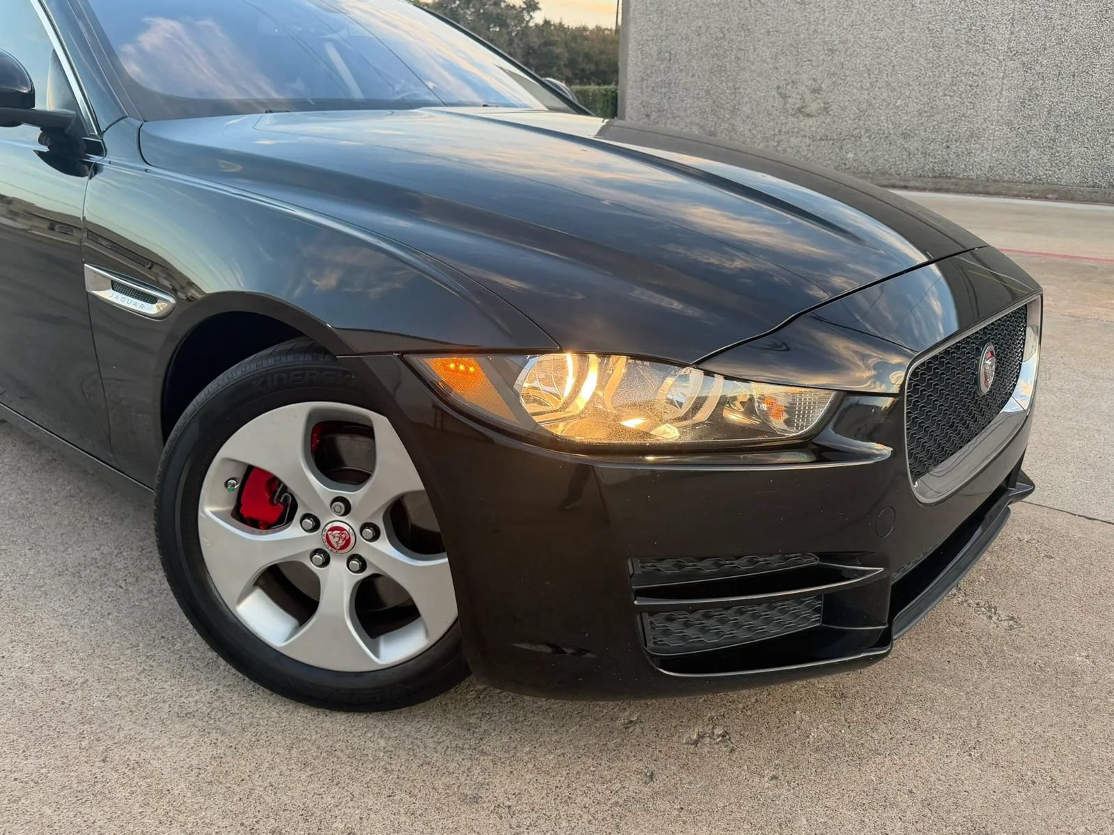 Used 2017 Jaguar XE RWD image 12