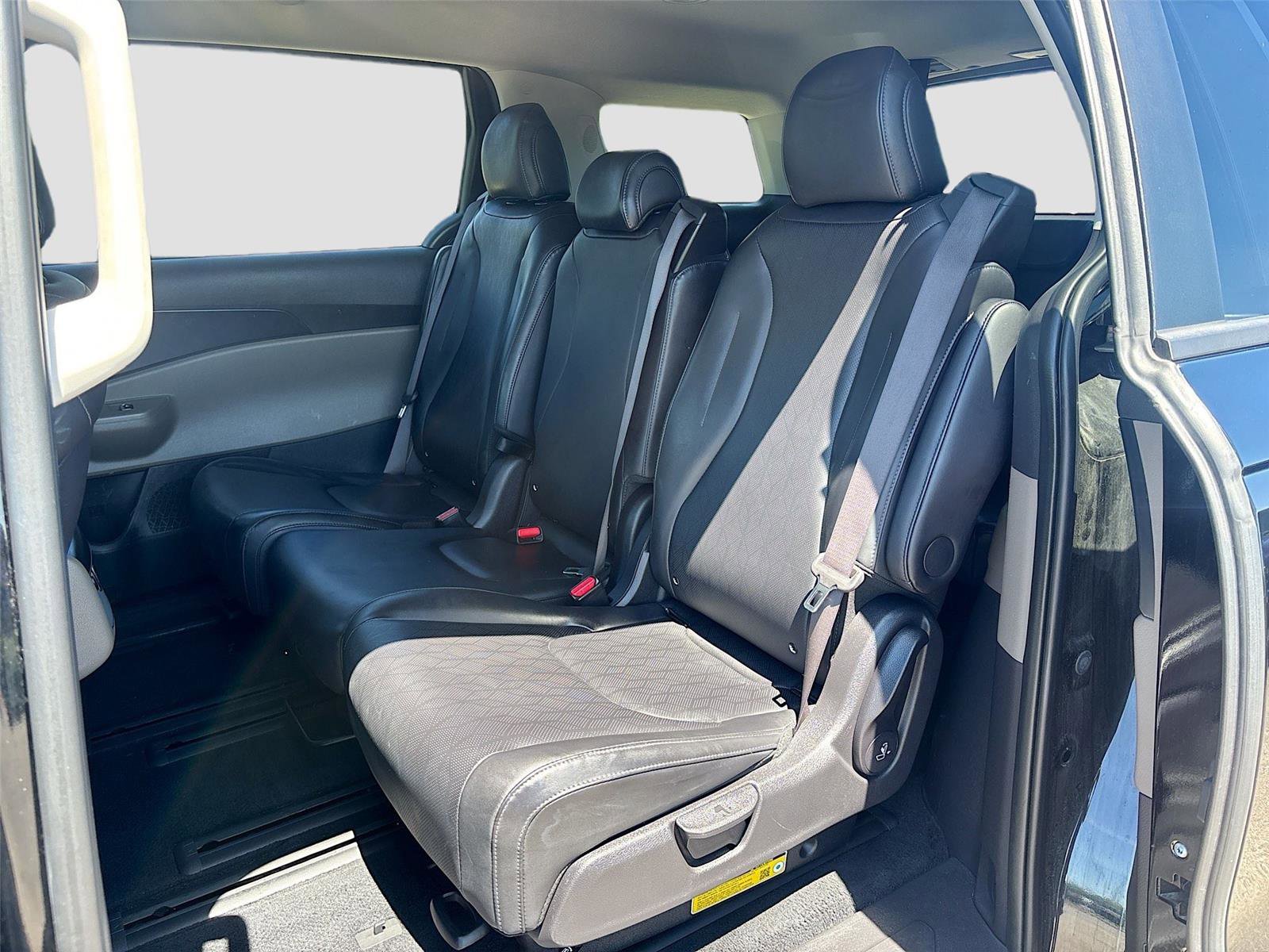 Used 2025 Kia Carnival FWD image 24