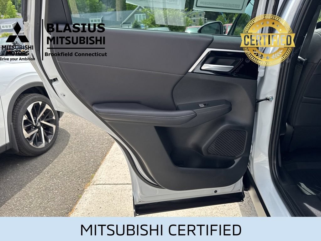 Used 2023 Mitsubishi Outlander 4WD Plug-In Hybrid image 30