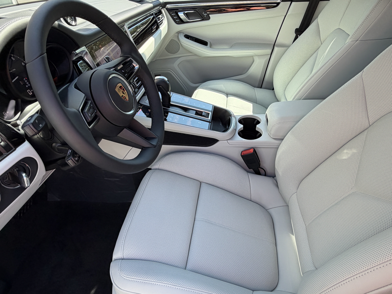 New 2026 Porsche Macan AWD/4WD image 4