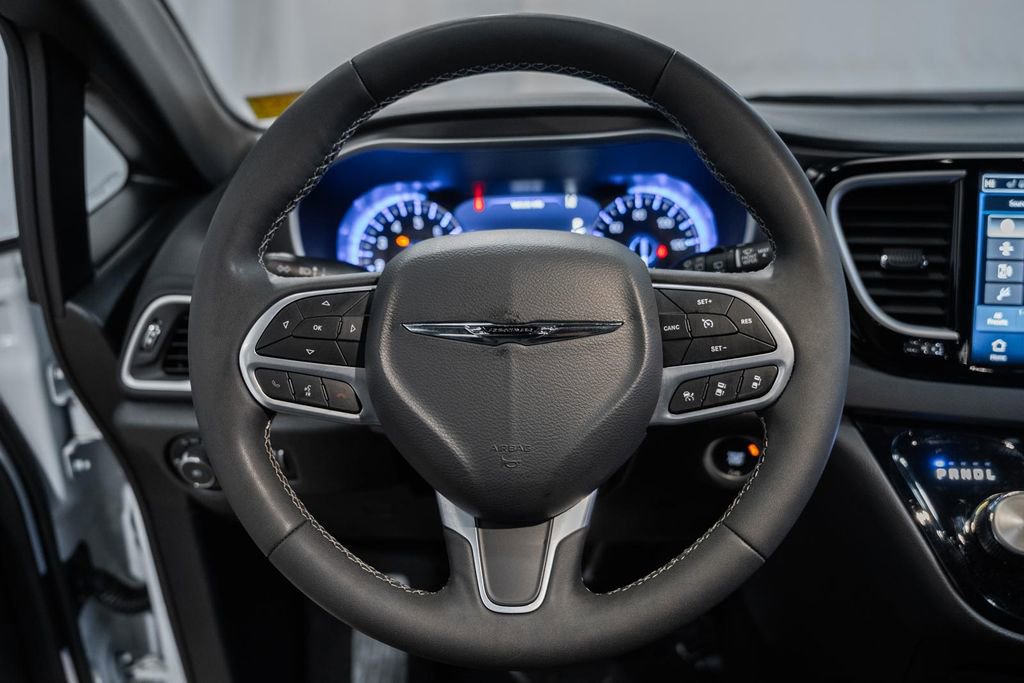 Used 2025 Chrysler Pacifica Select image 32