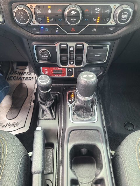 Used 2024 Jeep Wrangler Unlimited AWD/4WD image 33