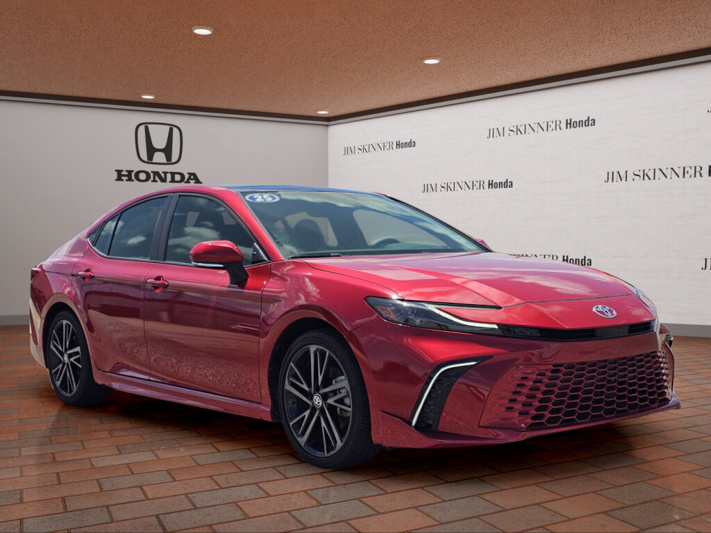 Used 2025 Toyota Camry XSE FWD image 5