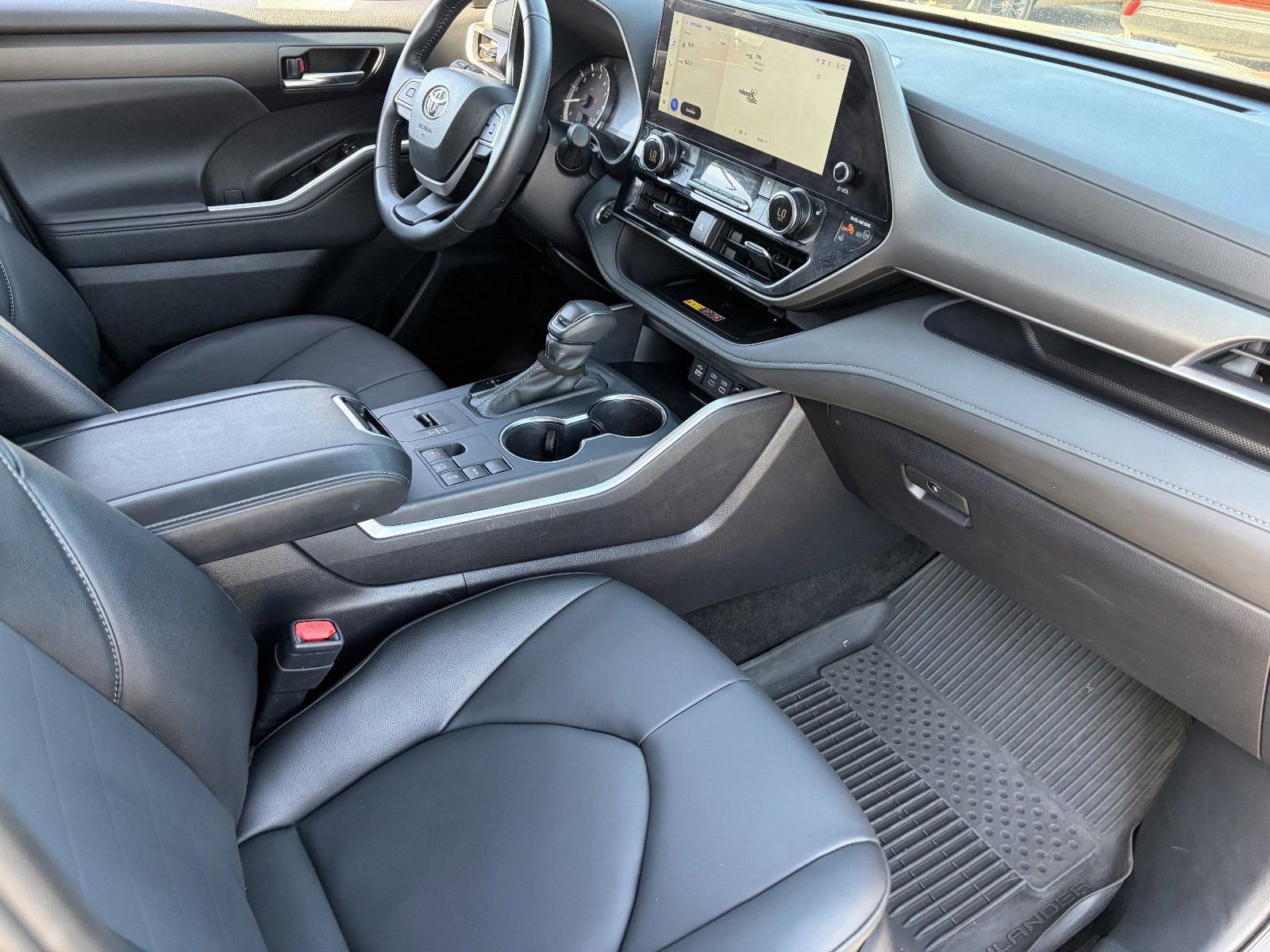 Used 2025 Toyota Highlander XLE FWD image 13