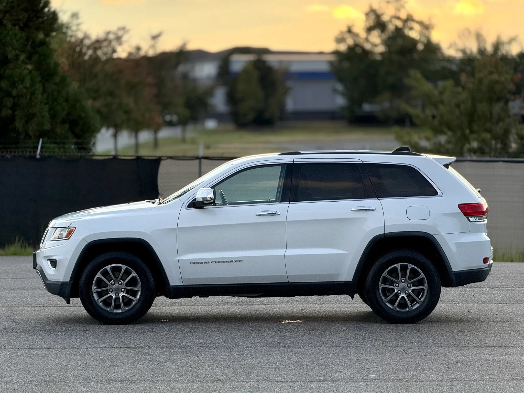 Used 2015 Jeep Grand Cherokee Limited AWD/4WD image 10