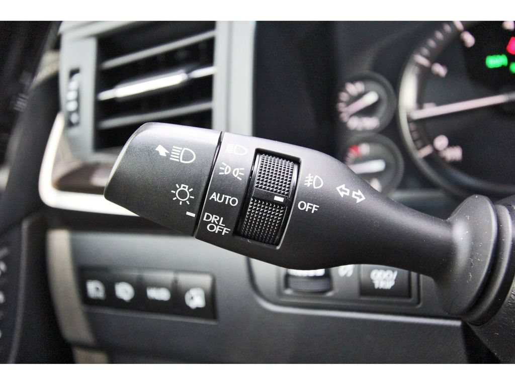 Used 2020 Lexus LX 570 4WD w/ Luxury Package image 16