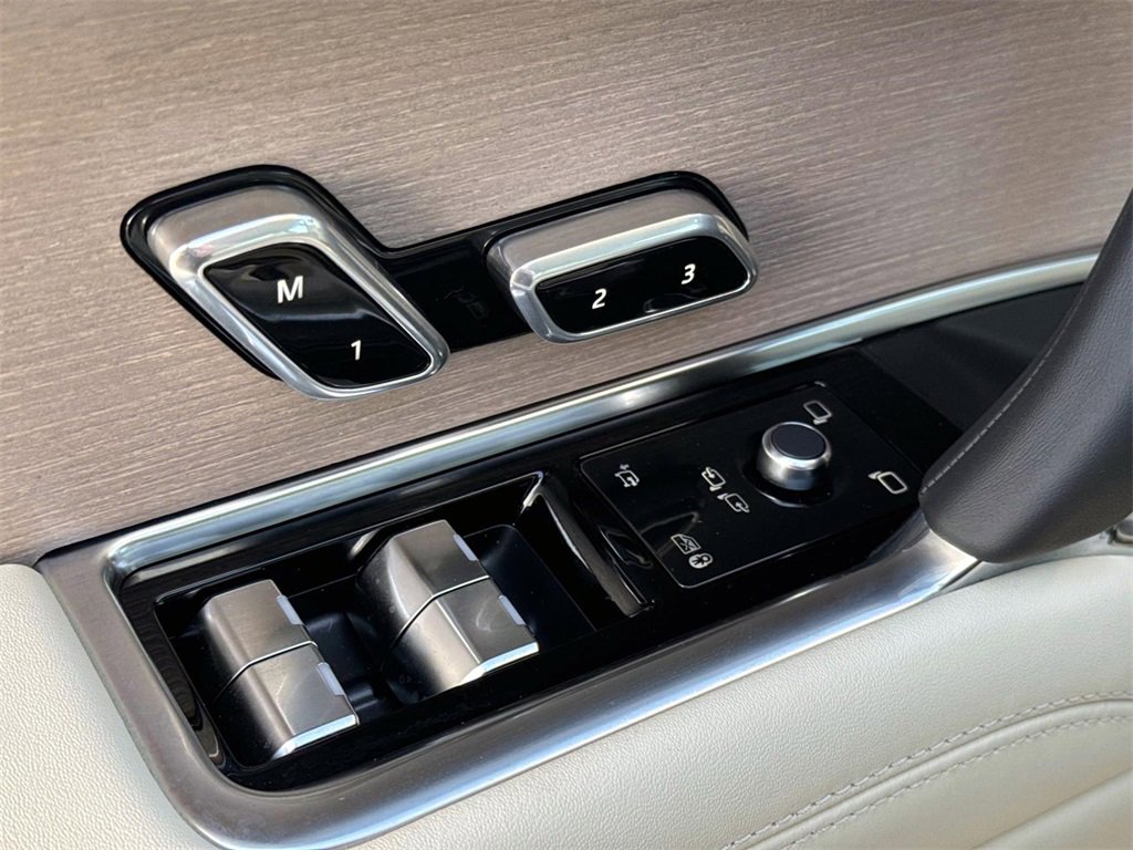 New 2026 Land Rover Range Rover Long Wheelbase SE image 15