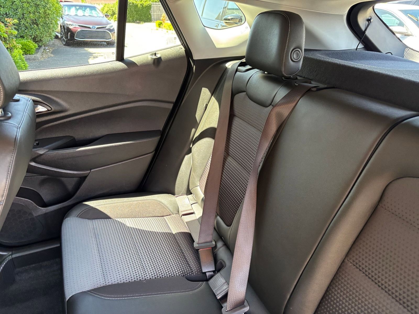 Used 2025 Chevrolet Trax LT FWD image 39