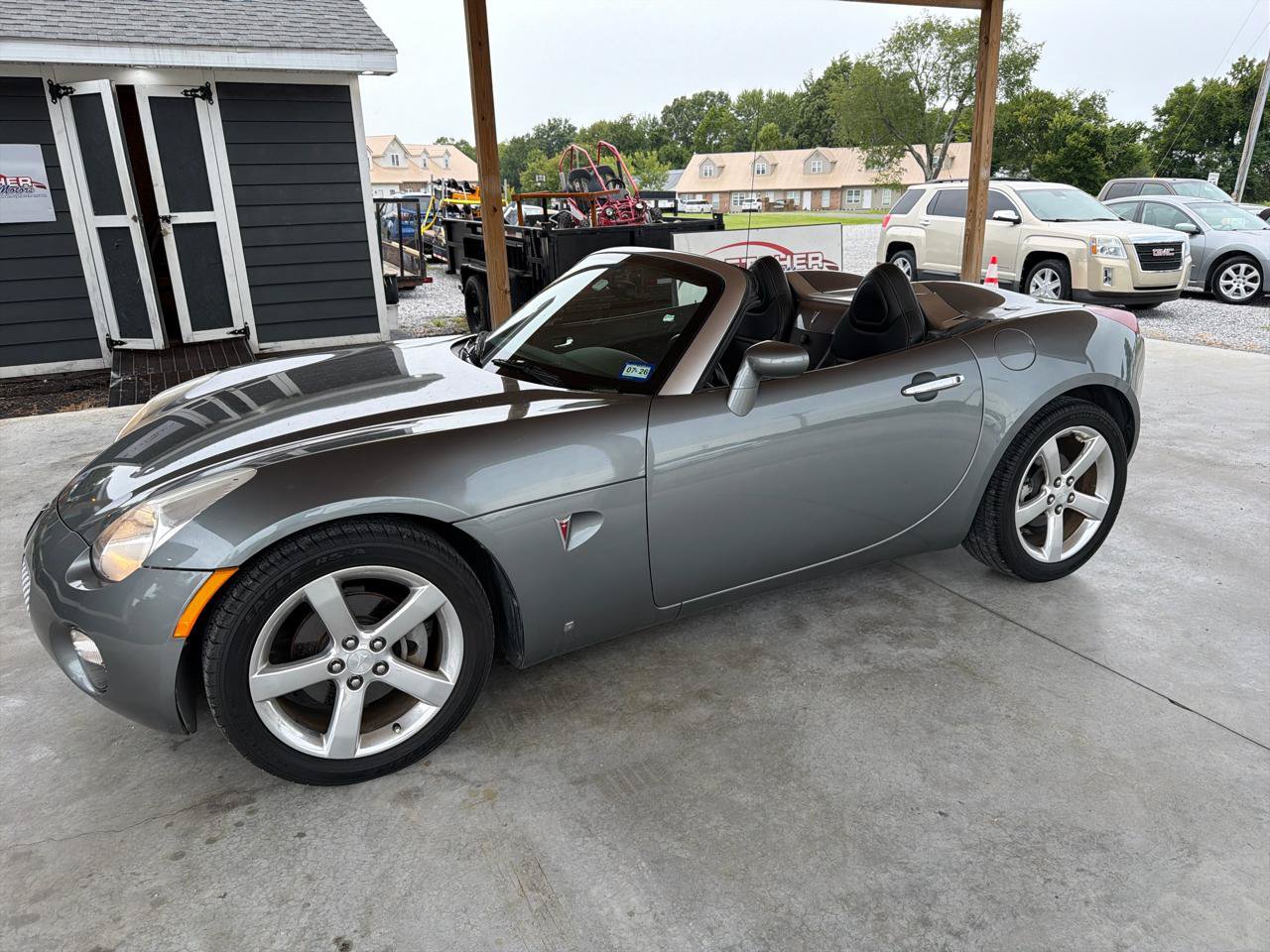 Used 2006 Pontiac Solstice Convertible w/ Premium Package RWD image 2