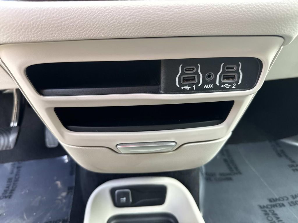 Used 2023 Chrysler Pacifica Touring-L FWD image 34
