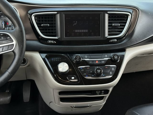 Used 2020 Chrysler Voyager Lxi FWD image 16