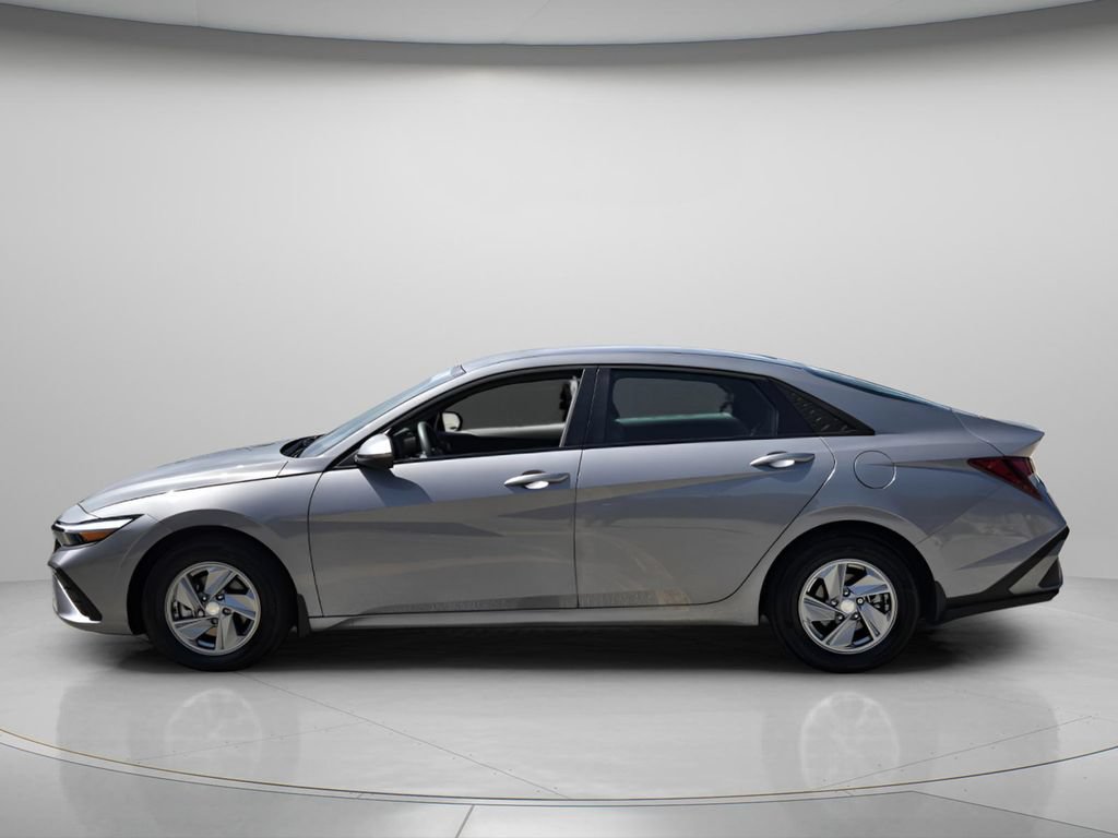Certified 2026 Hyundai Elantra SE w/ Cargo Package FWD image 3