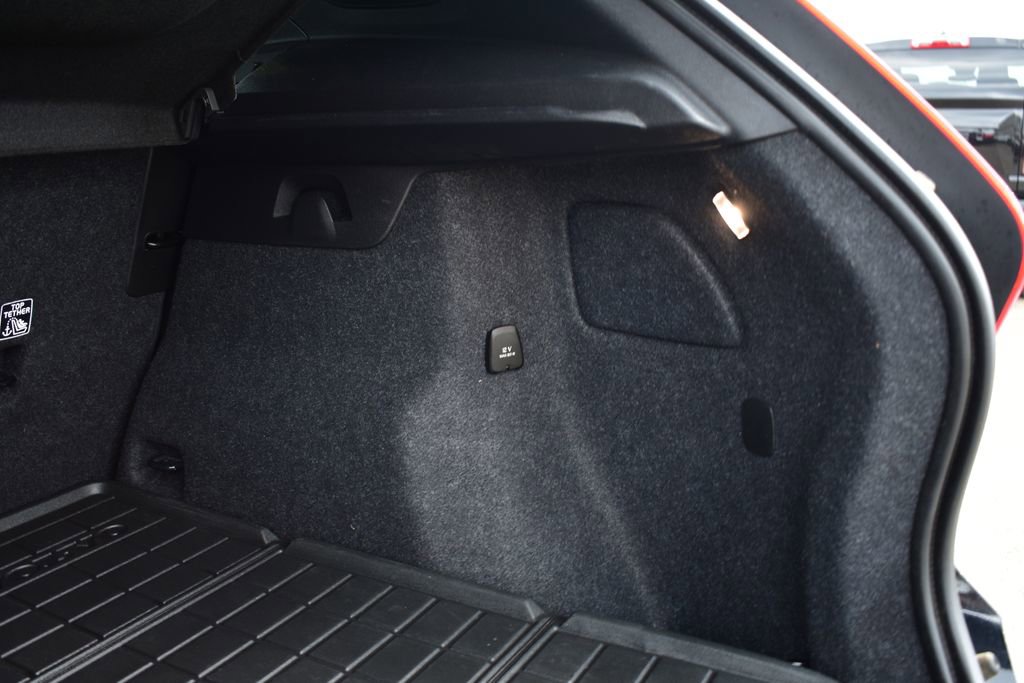 Used 2023 Volvo XC40 B5 Plus image 25