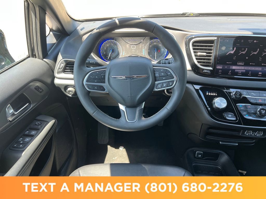 Used 2025 Chrysler Pacifica Select FWD image 17