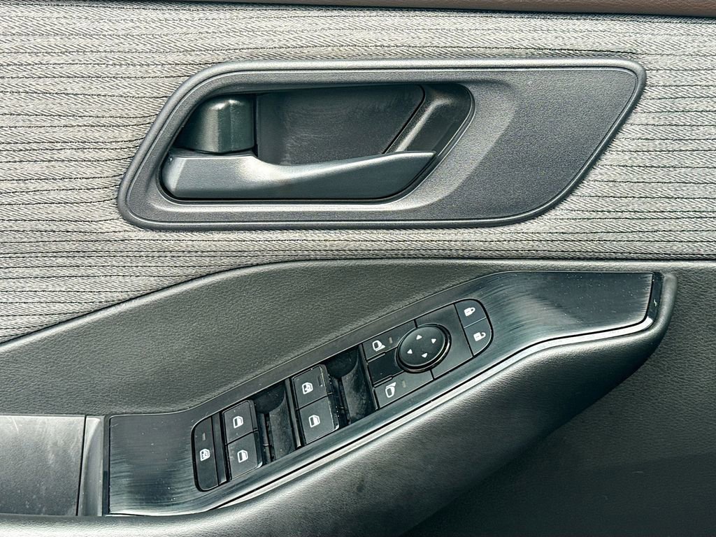 Used 2023 Nissan Rogue S image 18