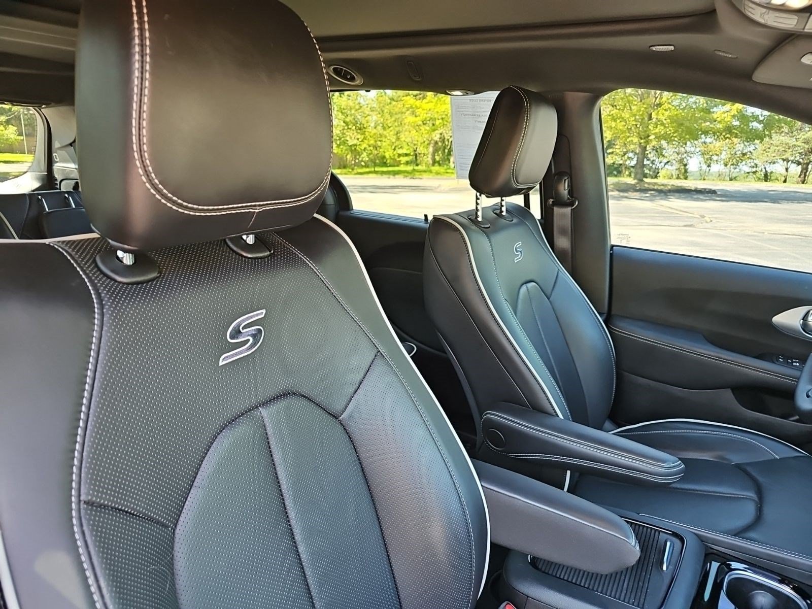 Used 2025 Chrysler Pacifica Limited FWD image 11